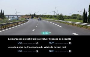 Une autoroute sur fond d'éoliennes, une carte postale venue d'ailleurs