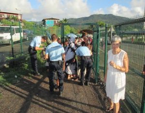 Les gendarmes avaient installés deux points de contrôle, sur le parking pour les bus et à l'entrée du collège