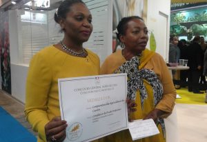 La joie et la fierté au CDTM comme à la CAPAM c après cette médaille d'or. Ici, la conseillère Fatimatie Bintie Darouchi Razafinatoandro et la vice présidente de la Chambre d'agriculture Laïni Mogne Mali  (Photo: Saveurs et senteurs de Mayotte)