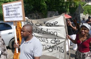 Manif fiscalité pancartes
