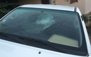 Son pare-brise a explosé sous le choc