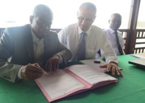 Signature du protocole du Frafu par le président Soibahadine Ibrahim Ramadani et le préfet Seymour Morsy