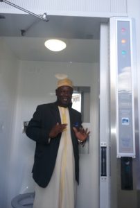 Mohamed Majani a testé jusqu'à entrer dans les toilettes publiques