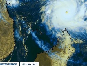 L'oeil du cyclone Fantala sur Faquhar ce lundi matin