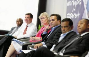 De gauche à droite : Mohammed Sidi (Conseil départemental de Mayotte), Daniel Gonthier, Lena Anderson Pench, Didier Robert, Ivan Collendavello (vice premier ministre mauricien) et Bary Rafatrolaza (vice-ministre des affaires étrangères malgache) (Photo: JIR)