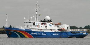 Le Greenpeace Esperanza de Greenpeace dans l'océan Indien