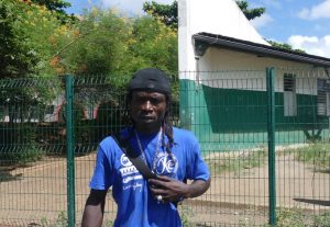 Rasta, le président de l'AJKE de Kawéni, devant les lieux du crime lors de la marche blanche ce lundi