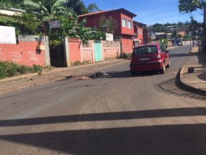Et pendant ce temps, des barrages sont rapidement installés 