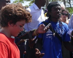 Rasta entoure Mattéo lors de la halte à l'endroit du drame