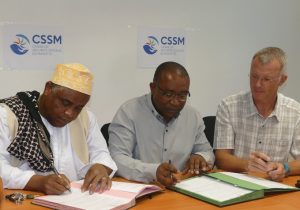 Signature de la convention entre le Grand Cadi Nourdine Bacar, Salim Nahouda et Jean Véron