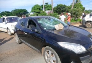 Voiture caillassée en avril 2016 à Doujani