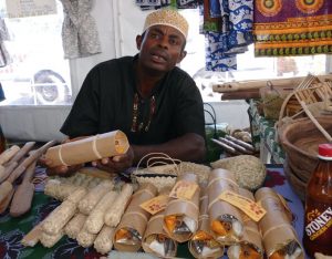 Une feuille de bambou comme paquet cadeau des épices locales, à la foire artisanale