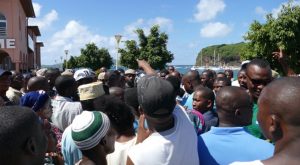 Discussions entre Comoriens place de la République à Mamoudzou sur la suite des événements, le 16 mai dernier