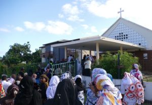 Affluence de la famille et des proches à l'entrée de l'église Notre Dame de Fatima