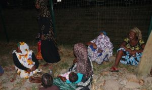 Les mamans atTendent sur le bas côté d'embarquer dans le bus qui les conduira au CRA