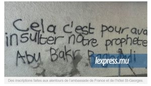 Les graffitis découverts après les tirs contre l'ambassade de France, publiés par l'Express de Maurice