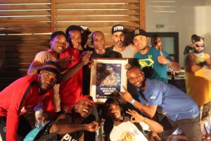 Le vainqueur du One VS One 2016, le B-Boy Demez, entouré du jury, de membres de Hip Hop Evolution et de danseurs.