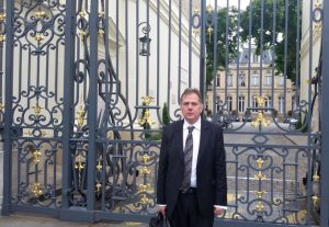 Thierry Galarme devant les grilles du ministère de l'Intérieur (Photo Medef Mayotte)