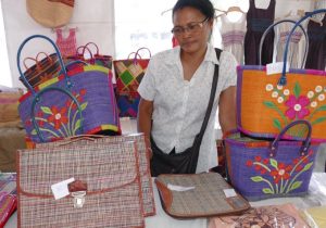 Des sacoches en raphia et cuir de zébu 