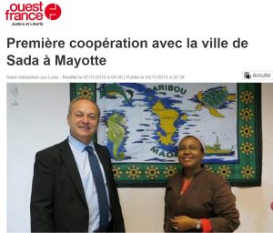 Ambouharia Abdou avec Joël Guerriau le sénateur marie de Saint Sébastien sur Loire lors d'un échange pour découvrir le fonctionnement des CCAS de métropole en novemnre 2015