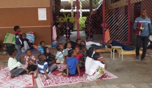Les enfants suivent des cours en école coranique