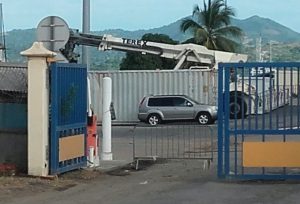 Barrière à l'entrée du port de Longoni