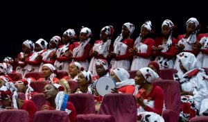La voix d'Hariti M: Les chants et l'élégance des femmes s'installent dans la salle du cinéma