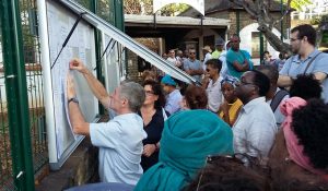 Le proviseur du lycée Bamana, Philippe Louges, affiche les résultats peu avant 8 heures