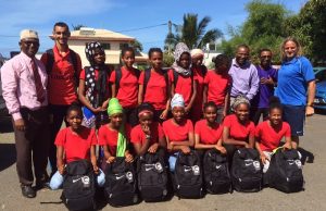 La sélection de Mayotte en football féminin pour les Jeux avec Mohamed Boinariziki le président de la Ligue et Guillaume Brouste