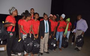 Mohamed Sidi, élu départemental chargé de la coopération régionale, avec la sélection de Mayotte de foot féminin