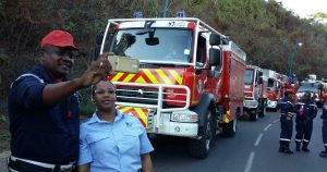 Les selfies des pompiers avant le début du défilé motorisé