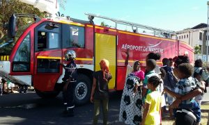 Le camion des pompiers de l'aéroport, une des stars motorisées de ce défilé