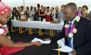 Issa Issa Abdou remet leur attestation de diplôme aux élèves de l'IFSI