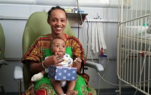 Un petit cadeau pour une maman et son bébé qui passaient la journée au CHM