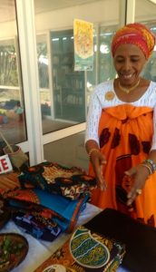 Partir en livre: Taambati lors d'un atelier Mtsinzano ce mercredi à Cavani (Image: DLLP)