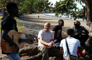 Avec ses amis et Gilles Martin, son manager, sur une plage du sud