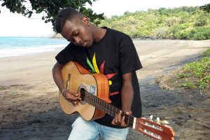 Rekman Seller, le chanteur, joue aussi de la guitare "vite fait"