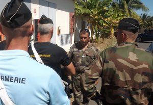 Le commandant Larroque supervise la préparation des réservistes pour le défilé du 14 juillet à Mayotte hier vendredi aux Badamiers 
