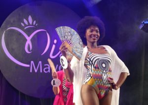 Et en maillot de bain... Naïma ne savait pas encore qu'elle allait être l'élue des cœurs 