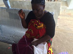 Fatima en plein travail de broderie