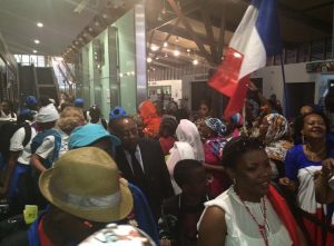 Ambiance de fête à l'aéroport de Mayotte pour célébrer la délégation des Jeux de la CJSOI