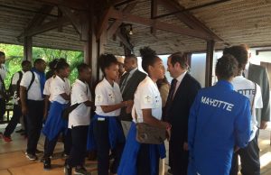 Comme à la fin des rencontres sportives, les jeunes saluent les officiels