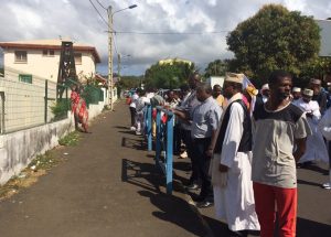 Une minute de silence devant l'église Notre Dame de Fatima à Mamoudzou