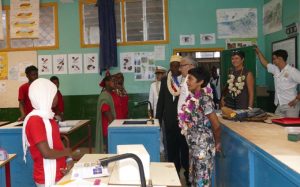 Visite de la classe de 4ème 2 de Doujani, tous de rouge vêtus