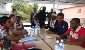 Ericka Bareigts prend connaissance des mesures d'urgence mises en place par les éducateurs des jeunes déscolarisés de Msayidié