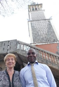 Catherine Tasca et Thani Mohamed Soilihi devant le minaret de la mosquée de Tsingoni ce samedi de Journées du patrimoine