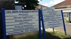 Les indications des différents services à l'entrée du CHM à Mamoudzou