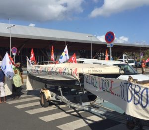 Le kwassa de l'intersydicale pour accueillir la ministre et un slogan: "l'éducation coule!"