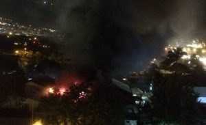 Un incendie dans une entreprise à Saint-Denis de La réunion provoque un nuage toxique dans l'est de la ville