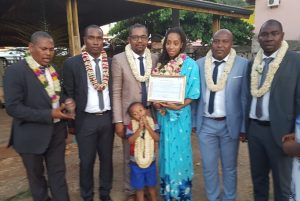 Jeanine Assani Issouf à Mtsamboro avec dans les mains, le certificat remis par l'équipe municipale